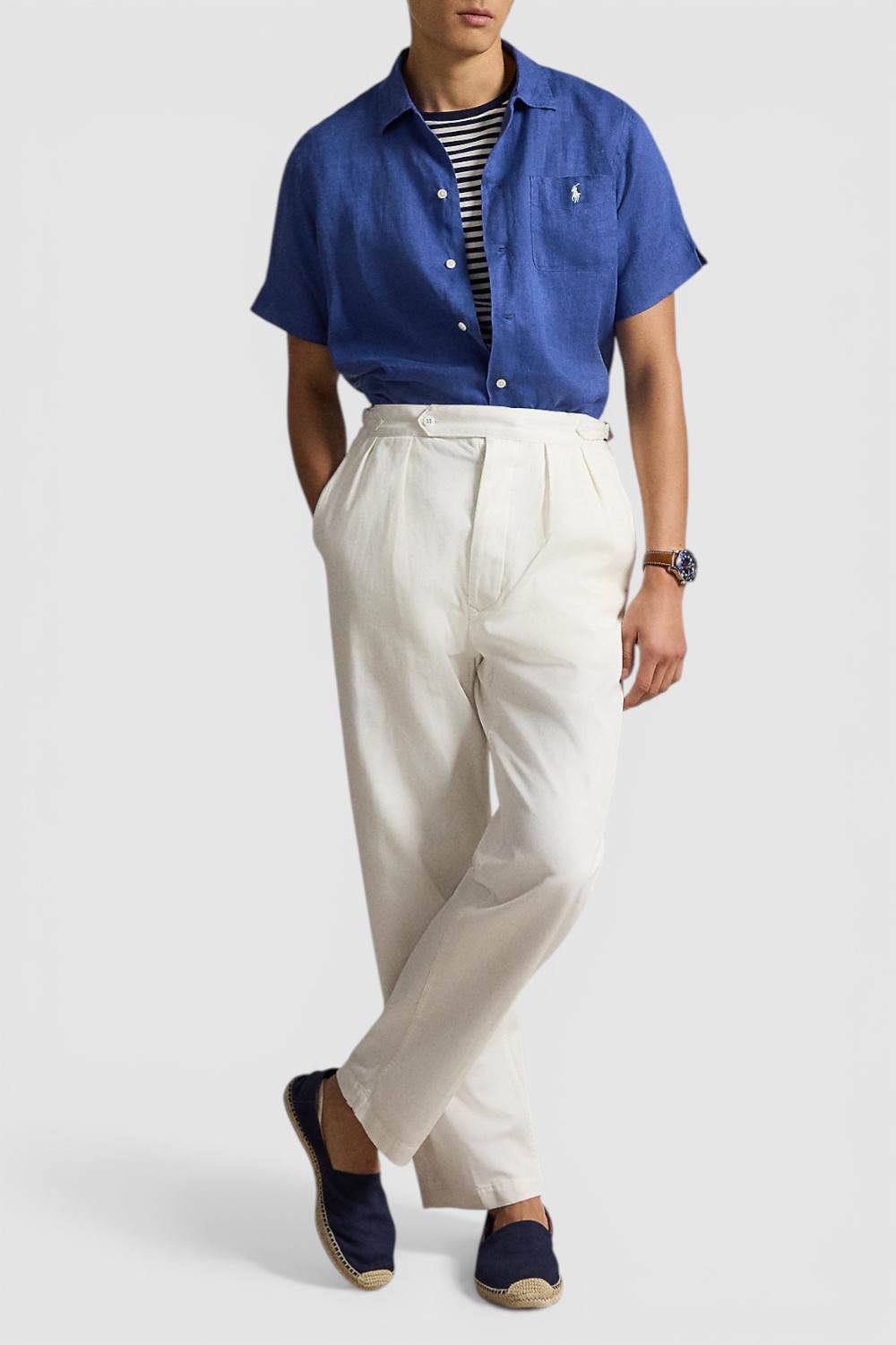 תמונת כל הלוק של חולצה מכופתרת קצרה מפשתן